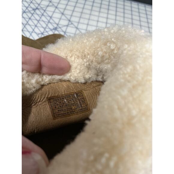 UGG Dandylion Bootie, Size 8, 4-inch heels, reversible shearling trim - Picture 13 of 14